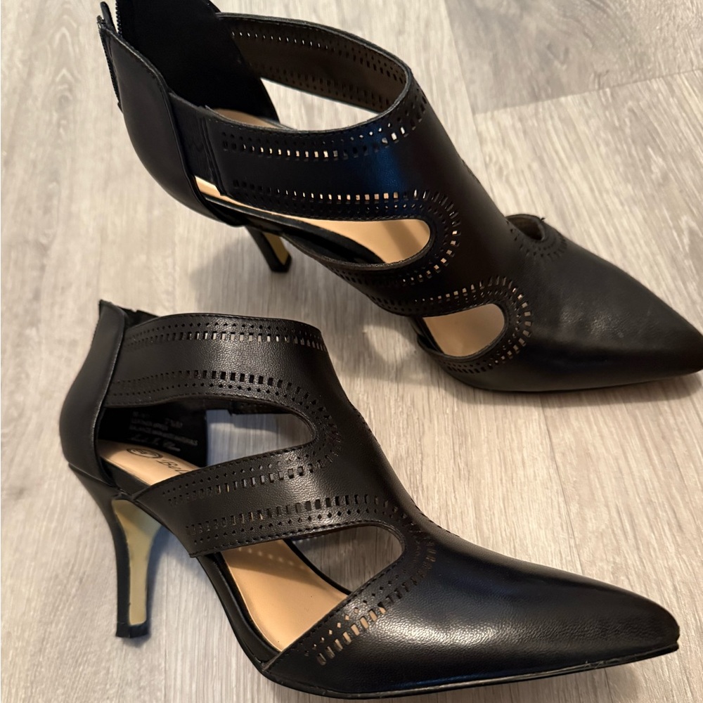 Bella Vita Hope Black Cutout Heels size 7.5